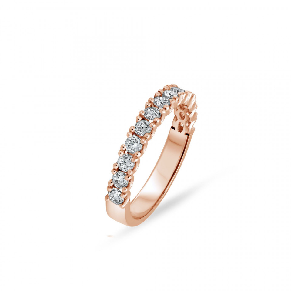 een roségouden diamanten band met ronde diamanten