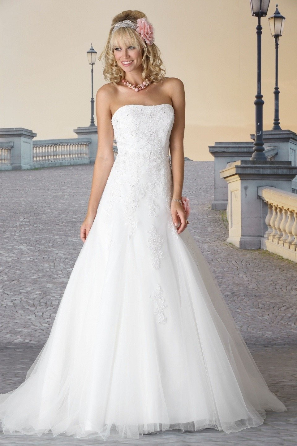 een prachtige witte trouwjurk met een strapless lijfje en kant