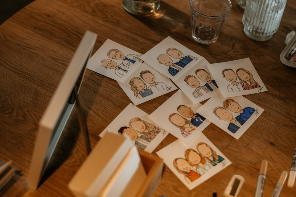 een tafel met een stapel foto's van mensen erop