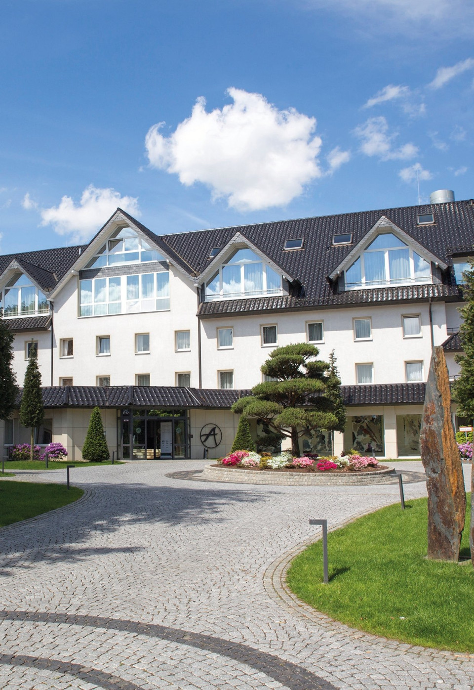 het hotel ligt midden in een park