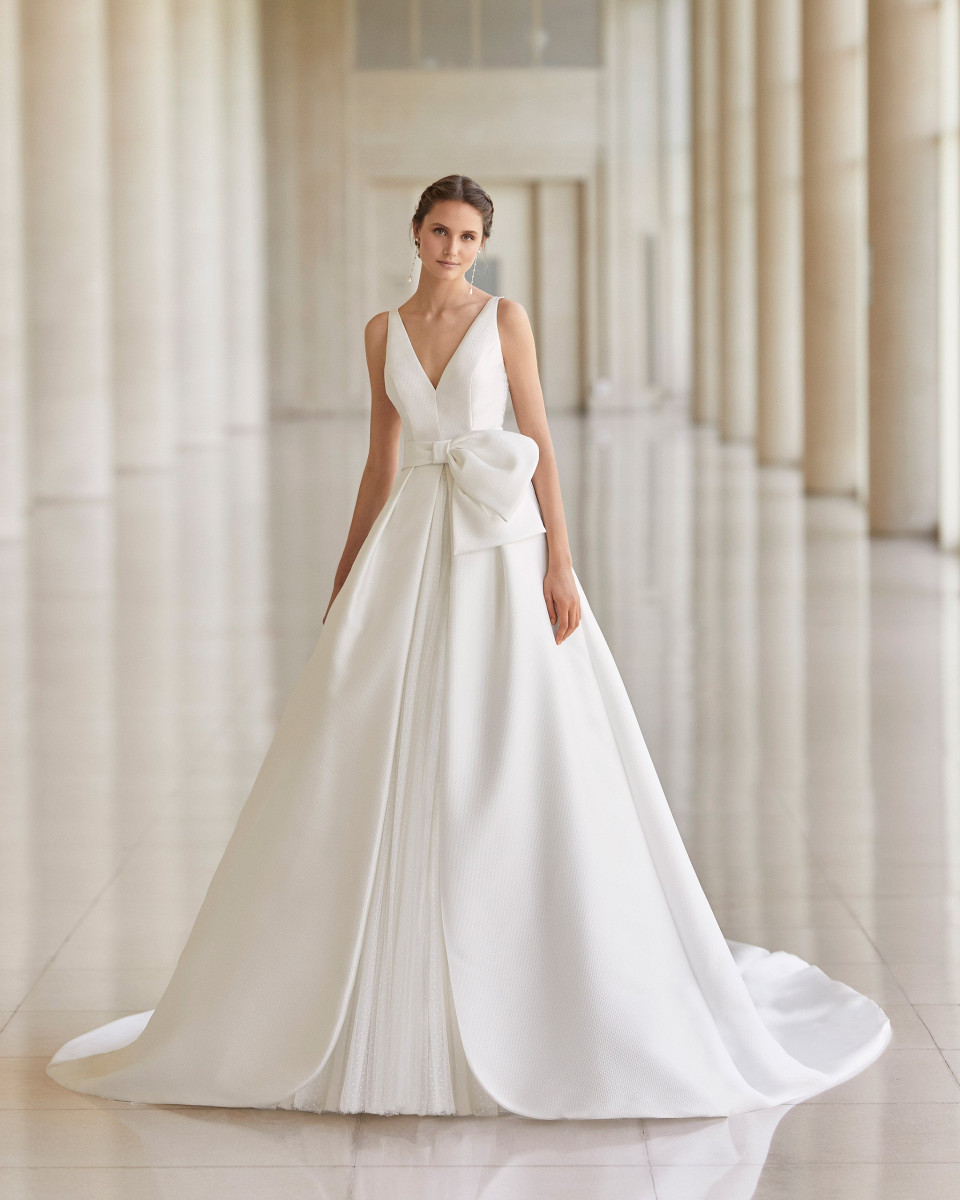 de trouwjurk is een prachtige witte jurk met een diepe v-hals