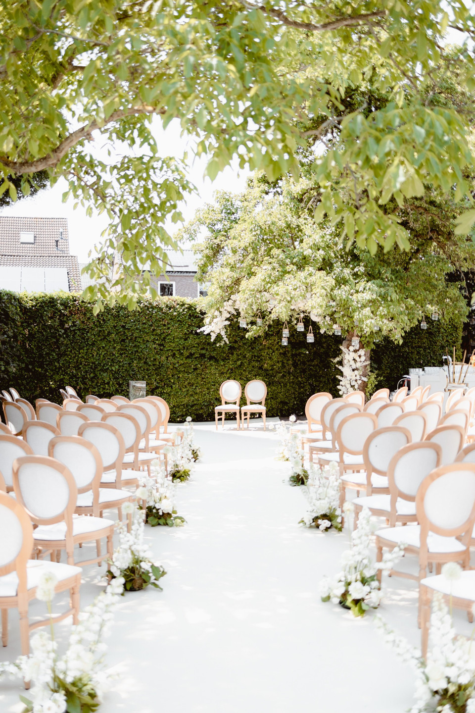 buiten bruiloftsceremonie met stoelen en groen