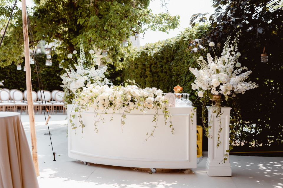 een bruiloftsreceptie met witte bloemen en groen