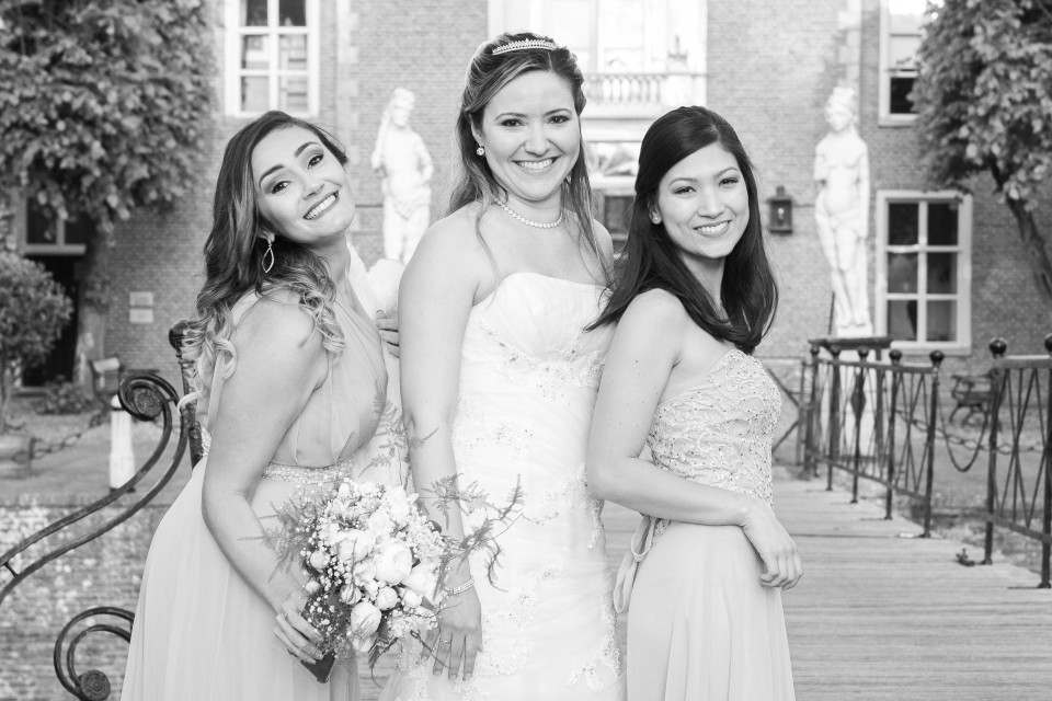 drie bruidsmeisjes poseren voor een zwart-wit foto