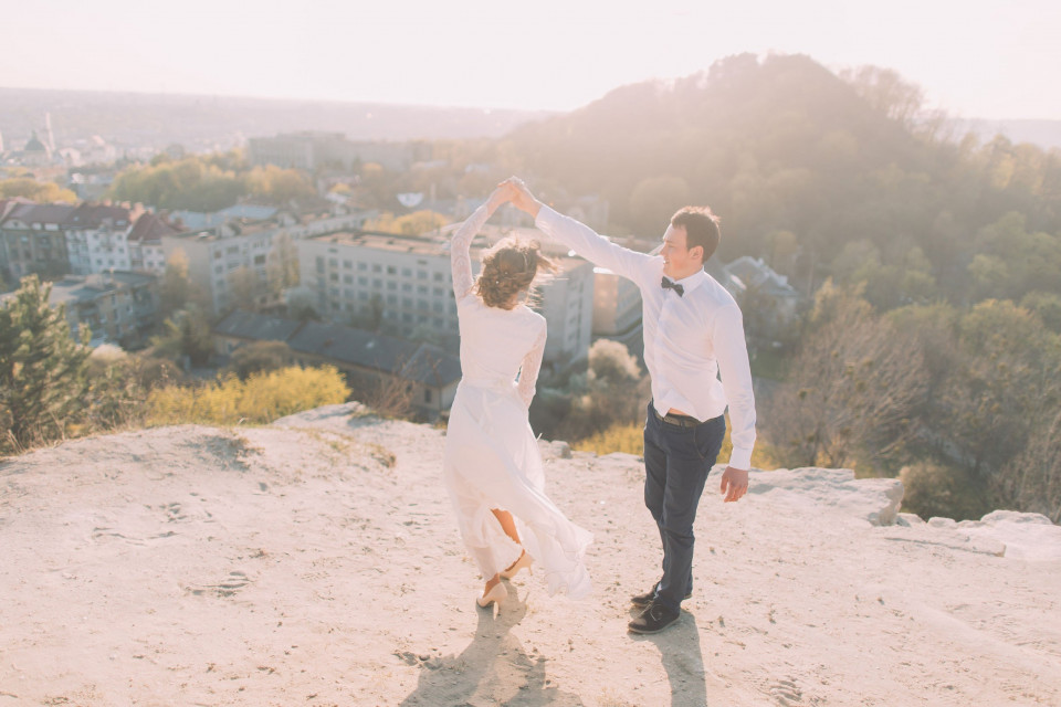bruid en bruidegom op de top van een heuvel in Krakau