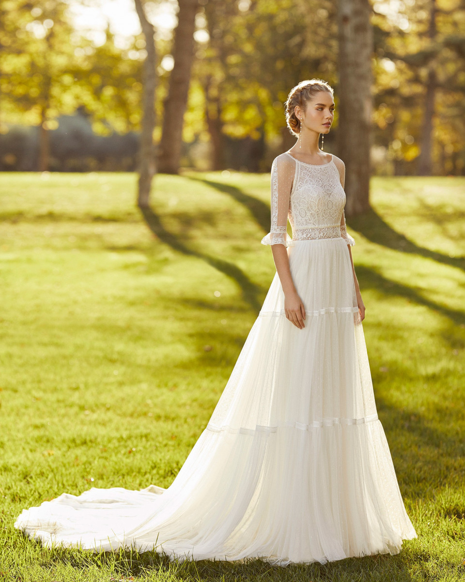 een vrouw in een trouwjurk die in het gras staat