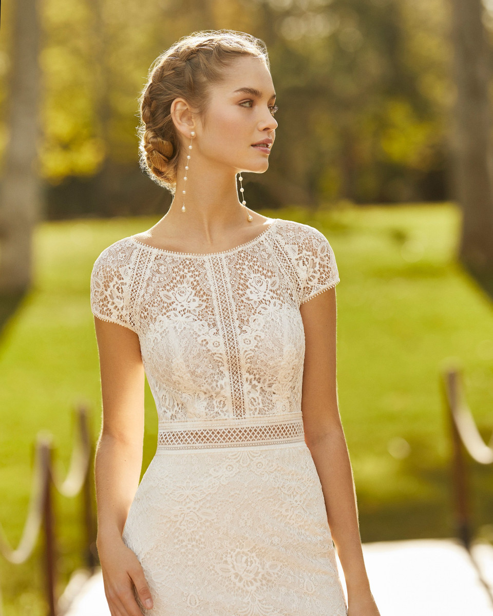 de mooie trouwjurk is gemaakt van kant en heeft een korte mouw