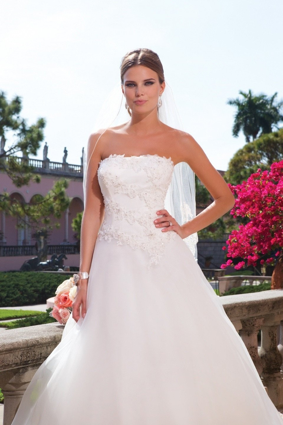 een mooie bruid in een strapless trouwjurk