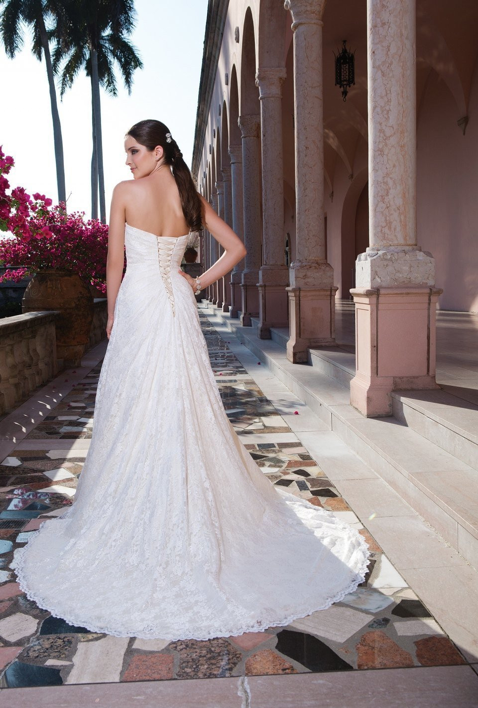 een vrouw in een trouwjurk die op een pad staat