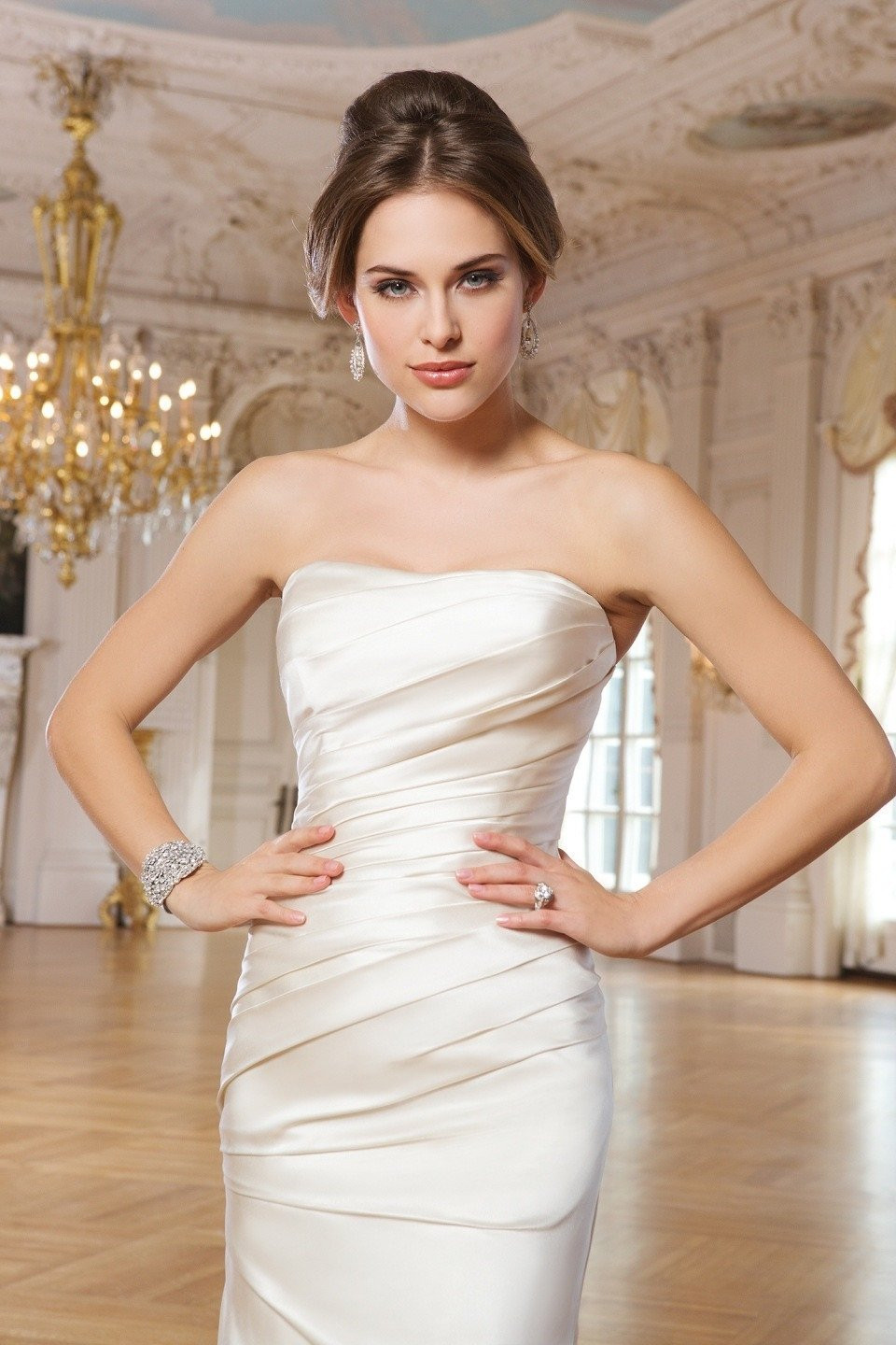 een mooie vrouw in een strapless trouwjurk