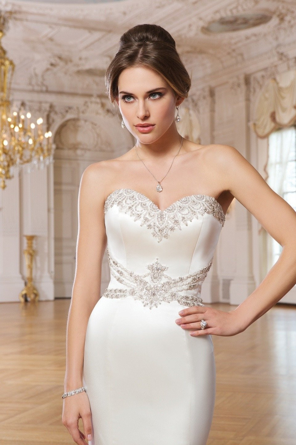 een mooie vrouw in een strapless trouwjurk