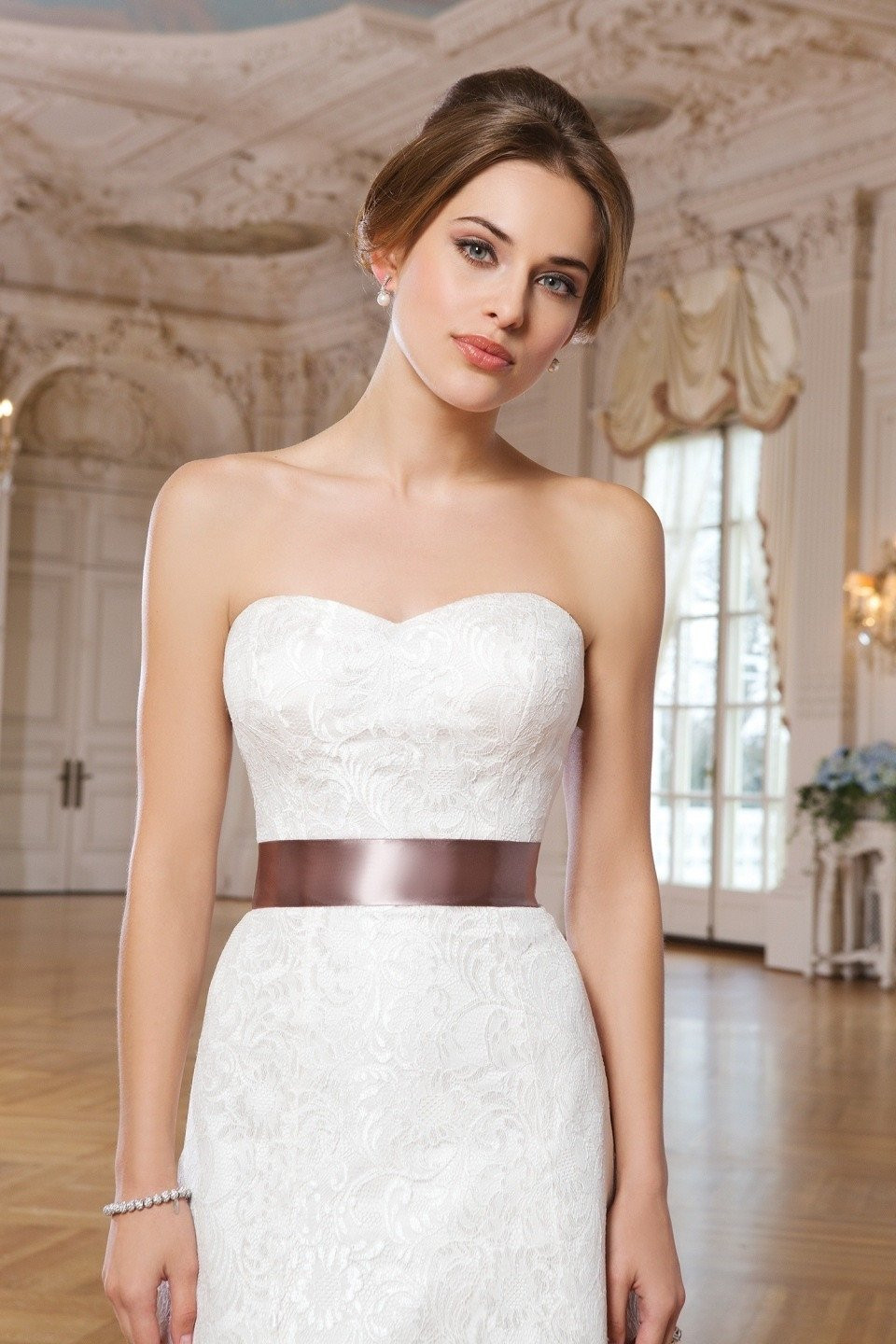 een mooie vrouw in een strapless trouwjurk
