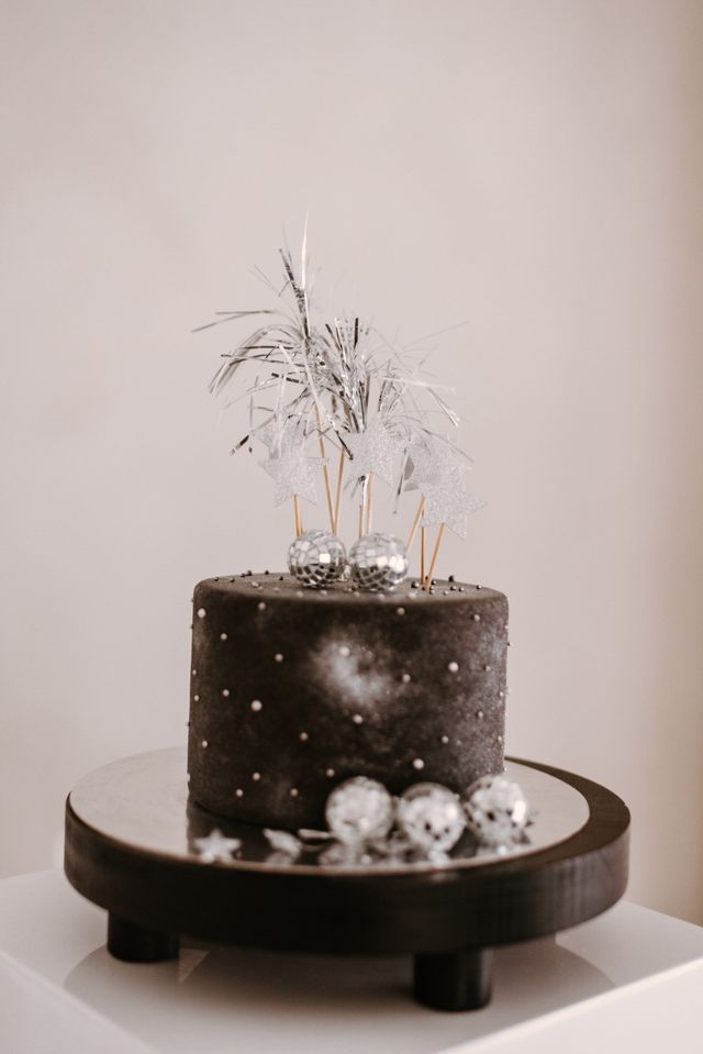 Einstöckige Hochzeitstorte in Schwarz mit silbernen Details