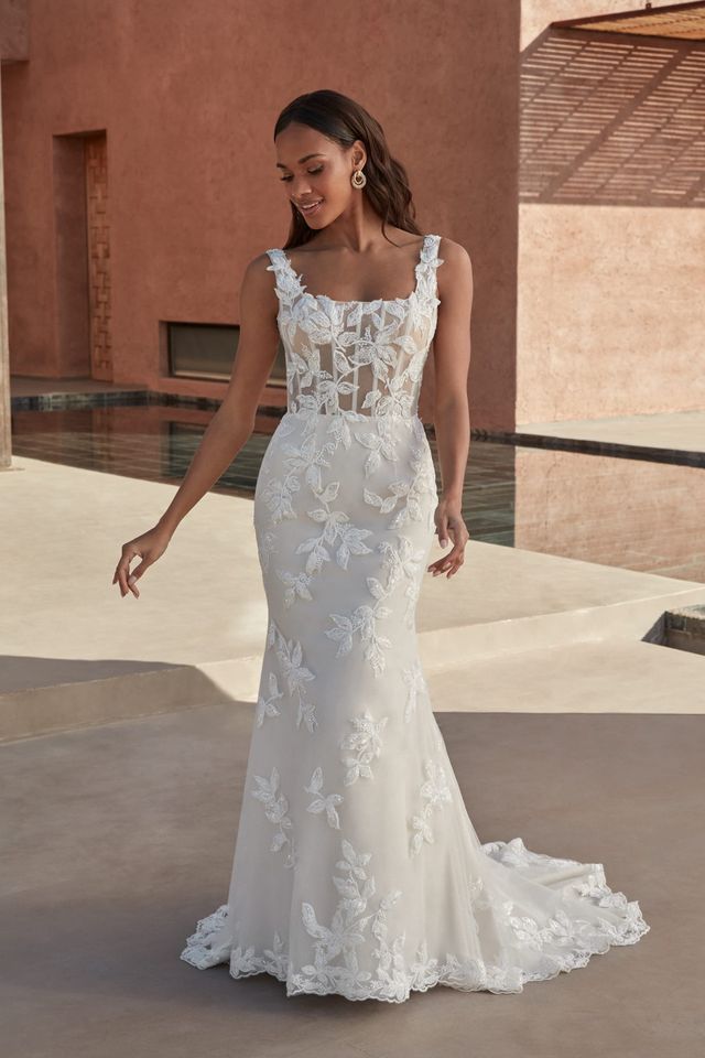 Braut in Fit and Flare Brautkleid aus Spitze