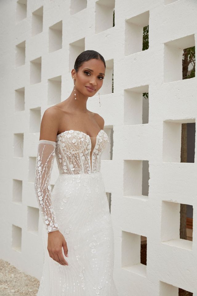 Schulterfreies Brautkleid mit Ärmeln