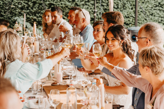 Alle gasten aan tafel met speeches