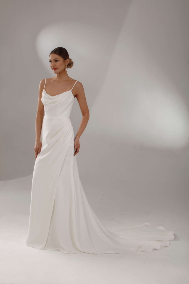 Braut in seidenem Fit and Flare Brautkleid