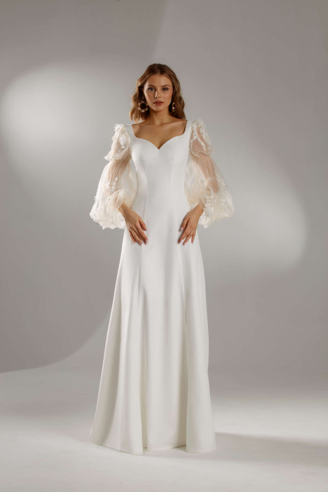 Braut in konservativem Fit and Flare Brautkleid mit langen Ärmeln