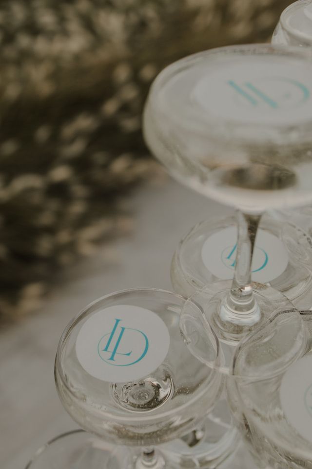 close up champagne glazen met logo