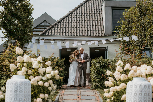 vader en dochter op een bruiloft