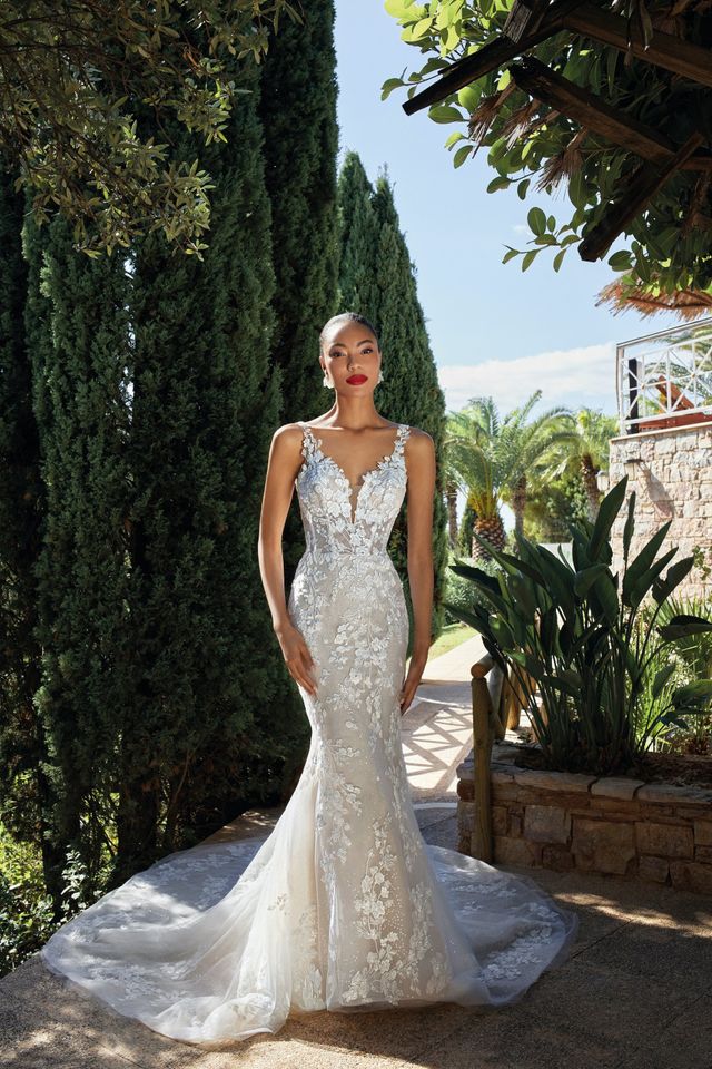 Braut in einem glitzerndem Fit and Flare Brautkleid