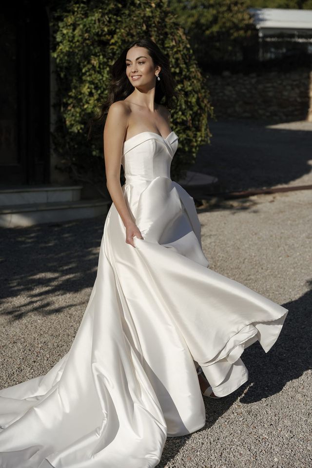 Satin Brautkleid mit ausgestelltem Rock