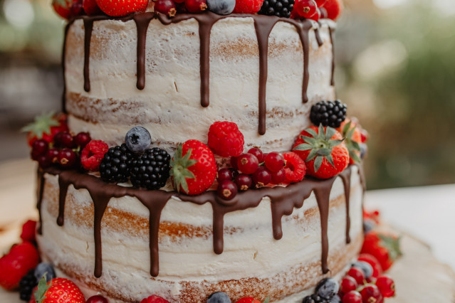 Witte taart met chocolade en aardbeien met ander rood fruit
