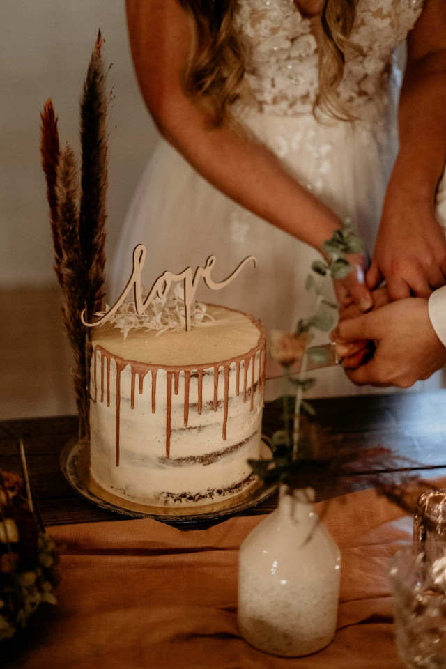 Einstöckige Hochzeitstorte in rustikalem Stil