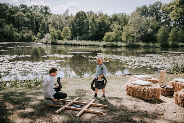 kinderen spelen op bruiloft