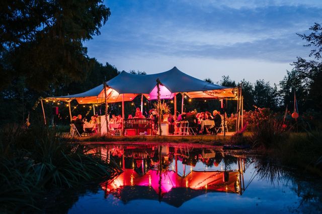 meubels thuis onder tent trouwen