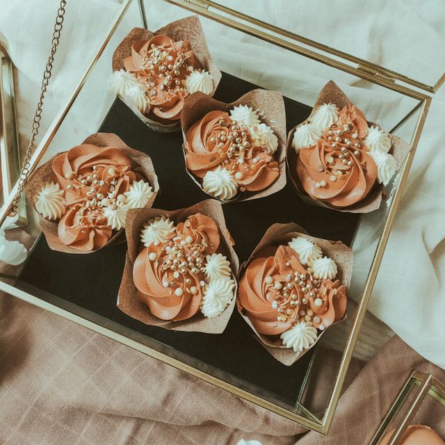 Cupcakes mit Perlen und orangener Glasur