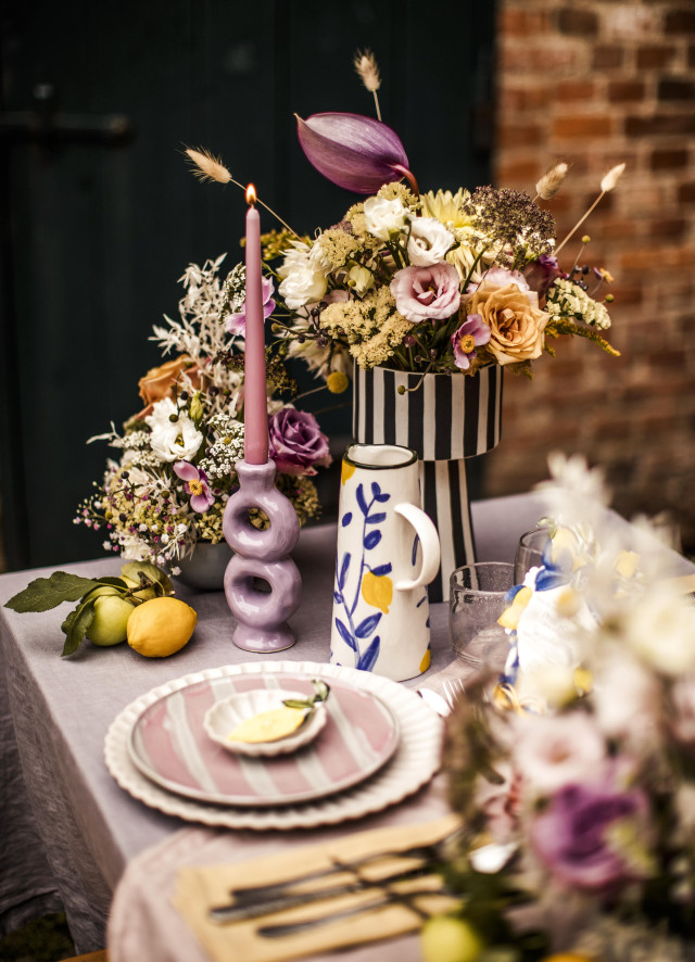Mediterrane Vase auf einem Tisch mit lila Tischdecke