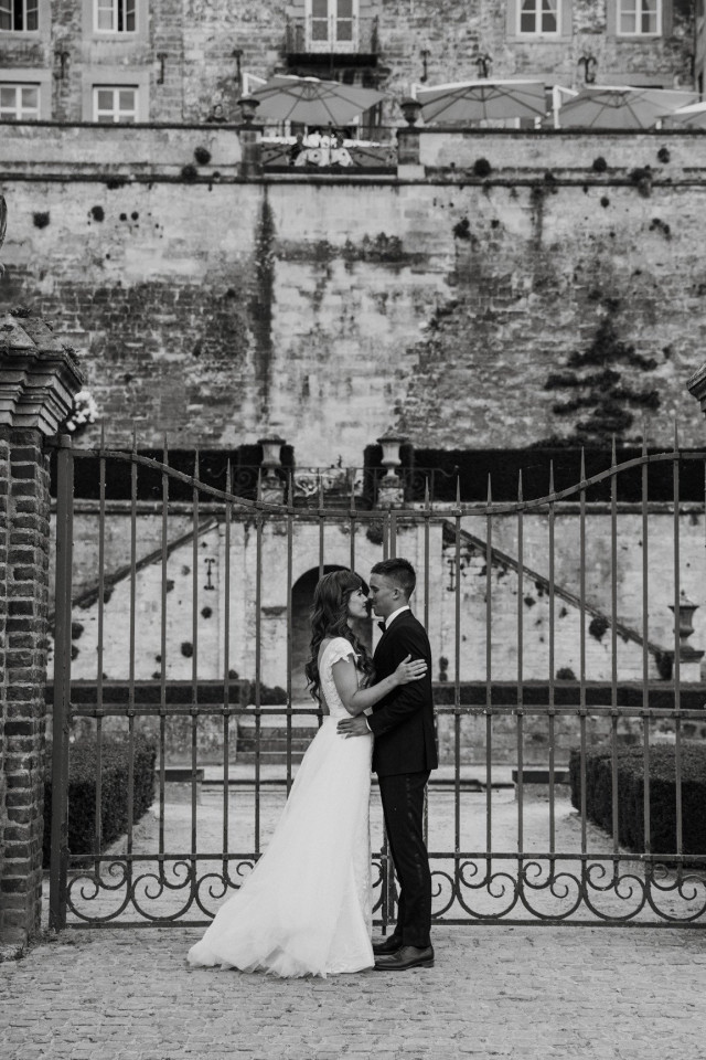 Jeune marie celebrant leurs engagement dans un chateau 