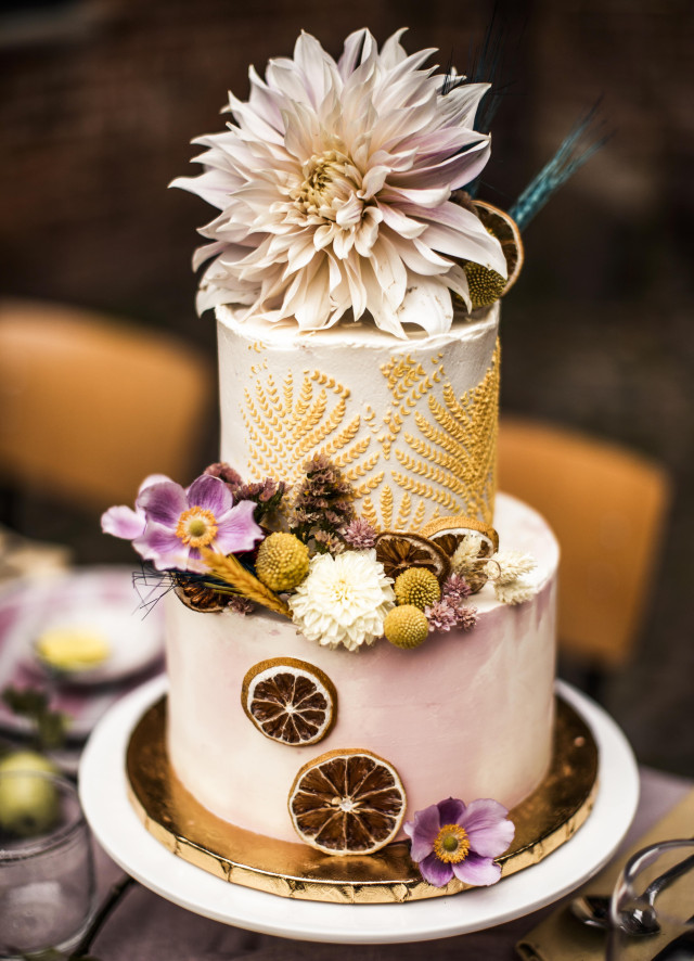 Zweistöckige Hochzeitstorte mit Blumen und getrockneten Früchten