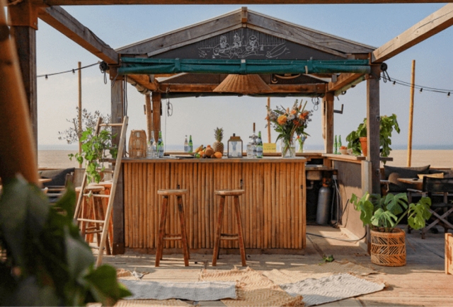 Bar bij blow beach house