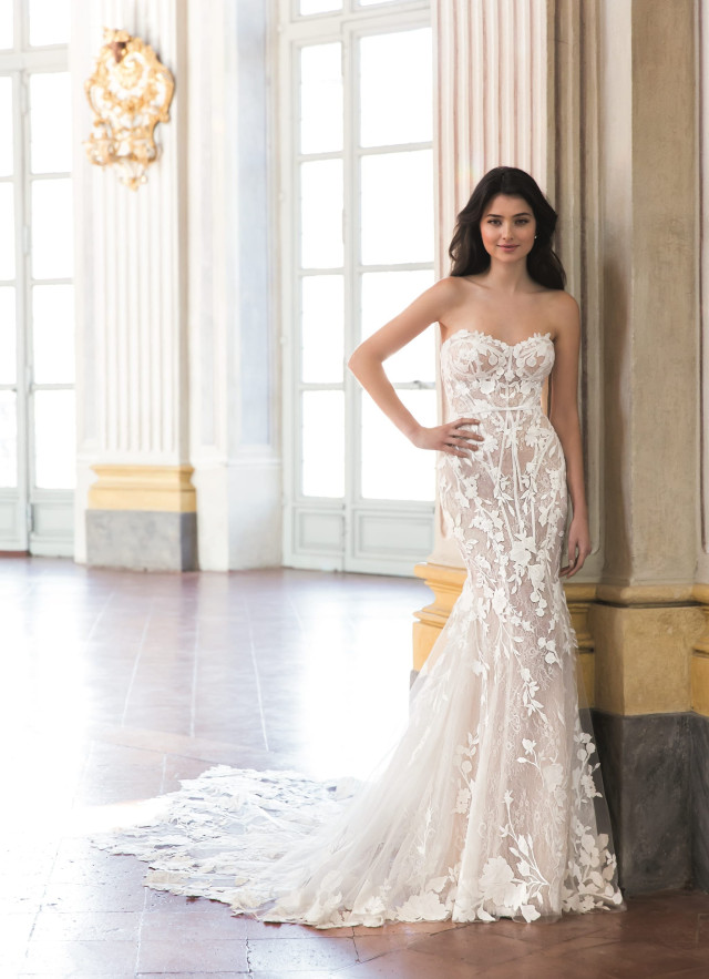 Braut in einem Fit and Flare Brautkleid aus Spitze