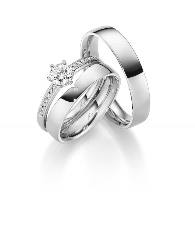 twee trouwringen met diamanten in witgoud