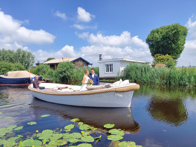 bruid komt aan in boot