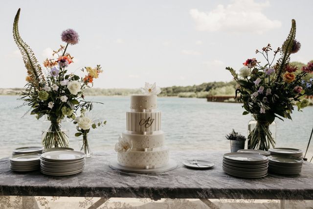 Hochzeitstorte mit kleinen silbernen Zuckerperlen