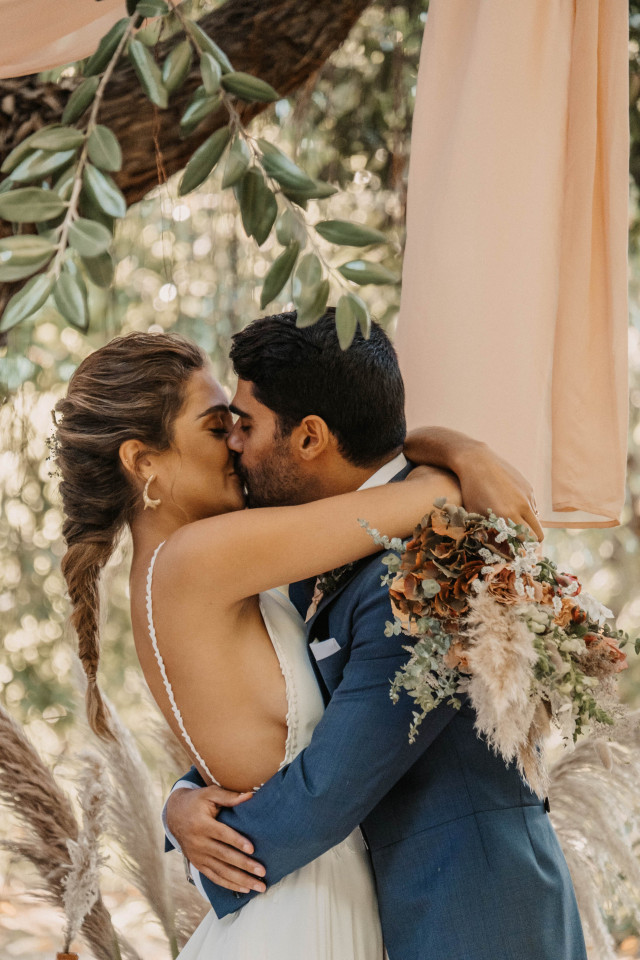First kiss Braut und Bräutigam