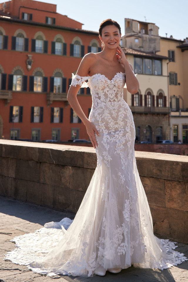 Braut in Fit and Flare Brautkleid