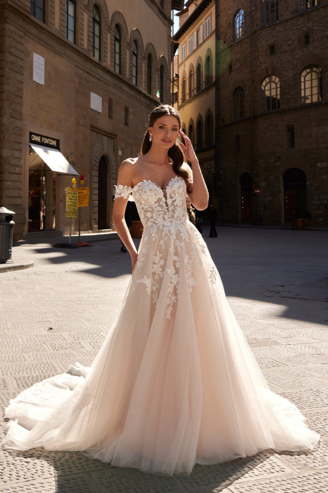 Braut in Rosa Brautkleid