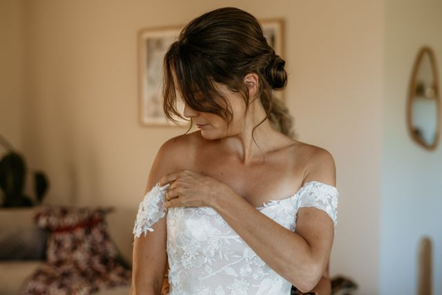 bruid met off shoulder jurk