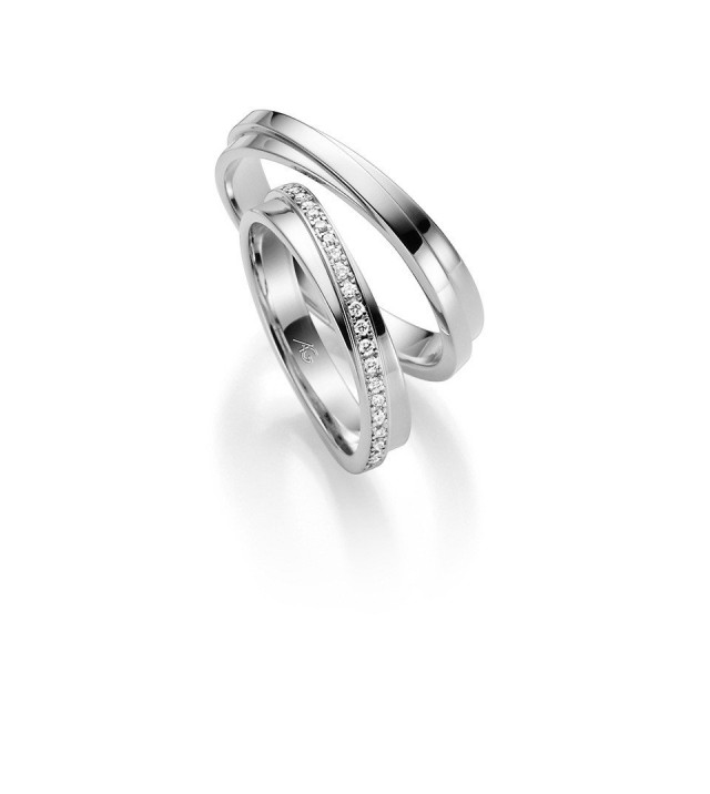 twee trouwringen met diamanten op een witte achtergrond