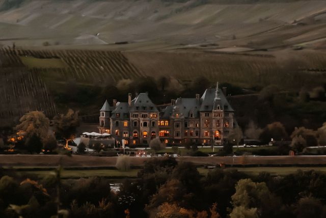 Deutsches altes Herrenhaus bei Abendämmerung