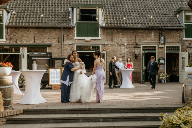 twee vriendinnen met bruid