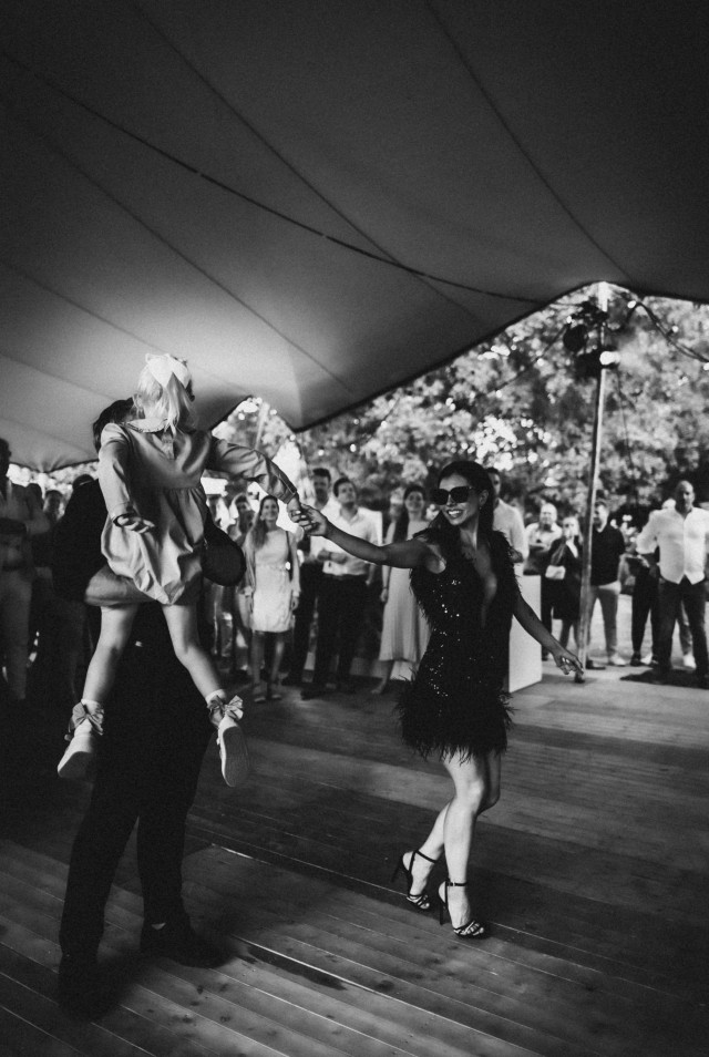 Photo en noir et blanc d'un couple qui danse