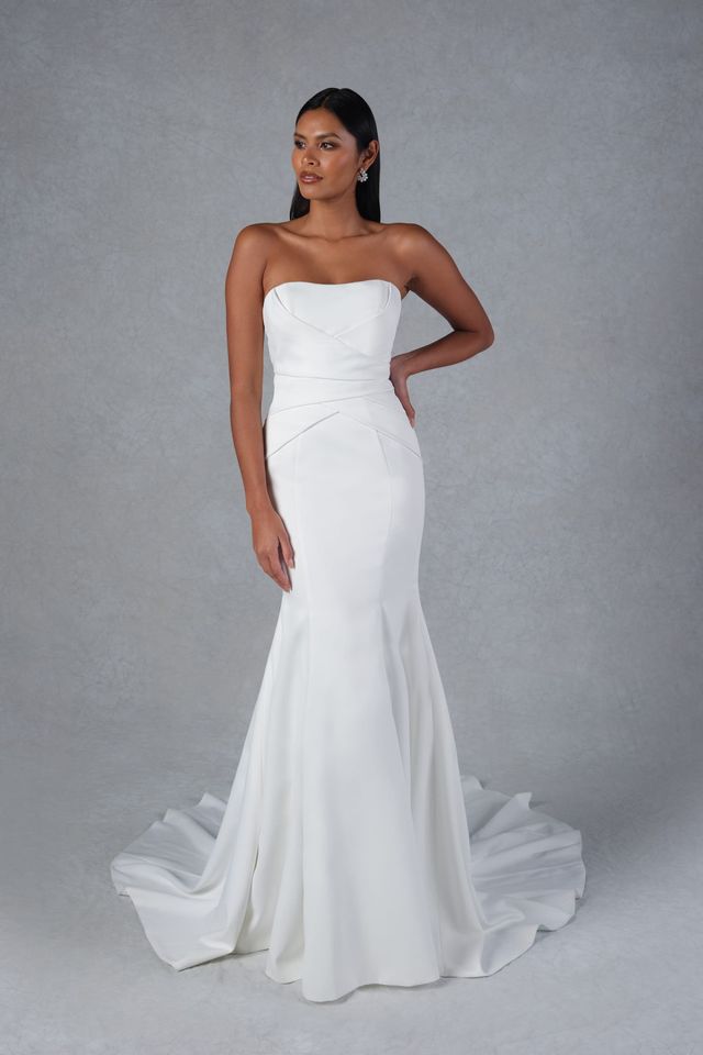 Braut in Fit and Flare Brautkleid mit hohem Beinschlitz