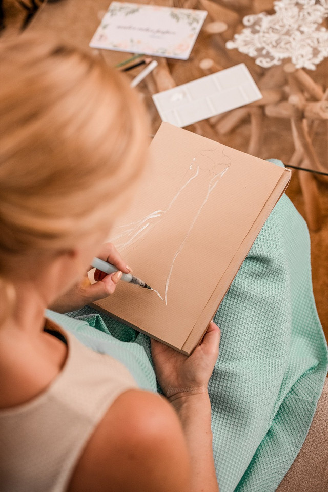 Brautmodendesignerin macht Skizze eines Brautkleides