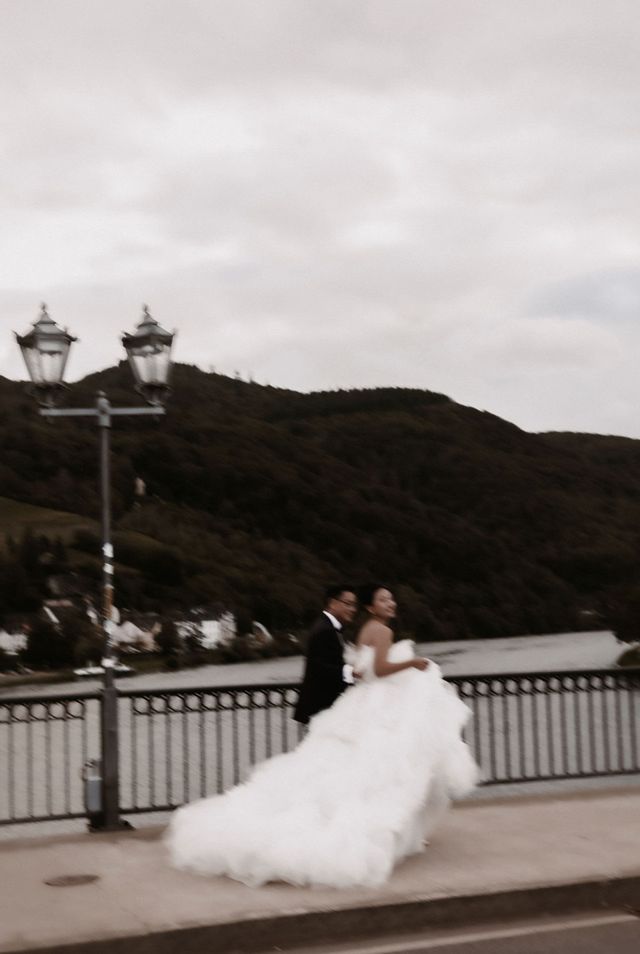 Brautpaar läuft auf einer Brücke
